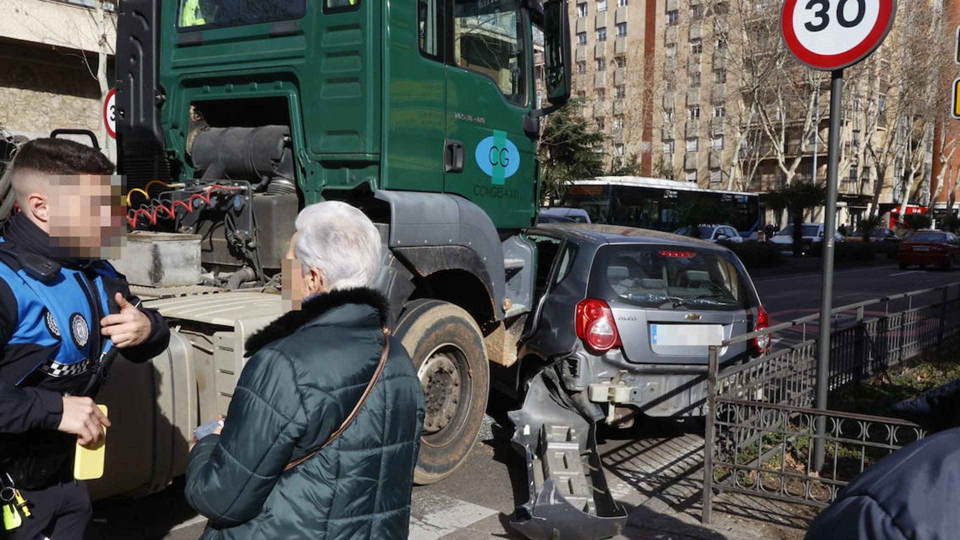 Un camión arrolla a un coche en un espectacular accidente en Carmelitas